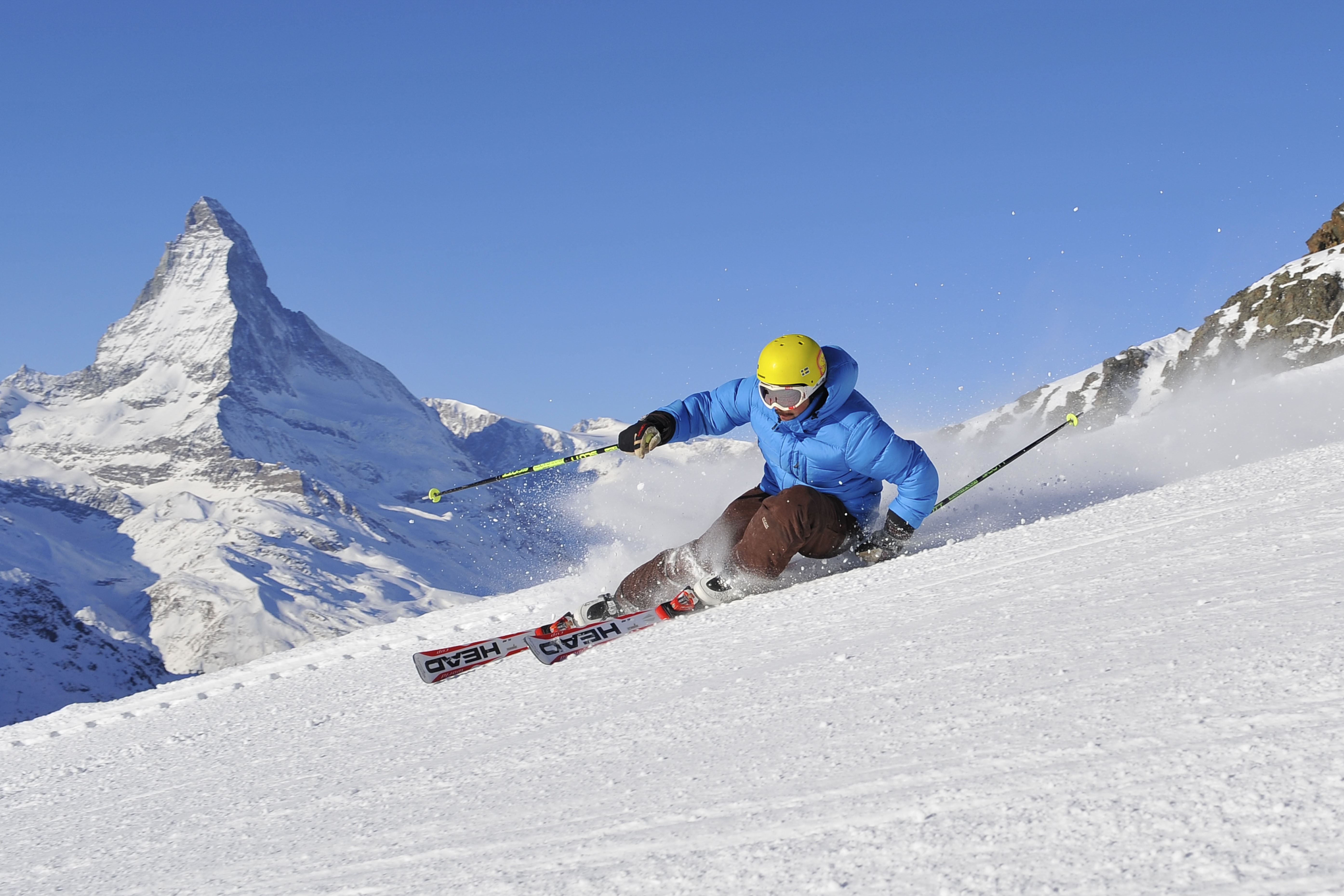 The good ski. Домбай горнолыжный курорт. Церматт Швейцария сноубордисты. Лыжник в горах. Лыжник на горе.